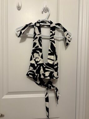 2/30$ Zara Black and White Printed Halter Crop Top